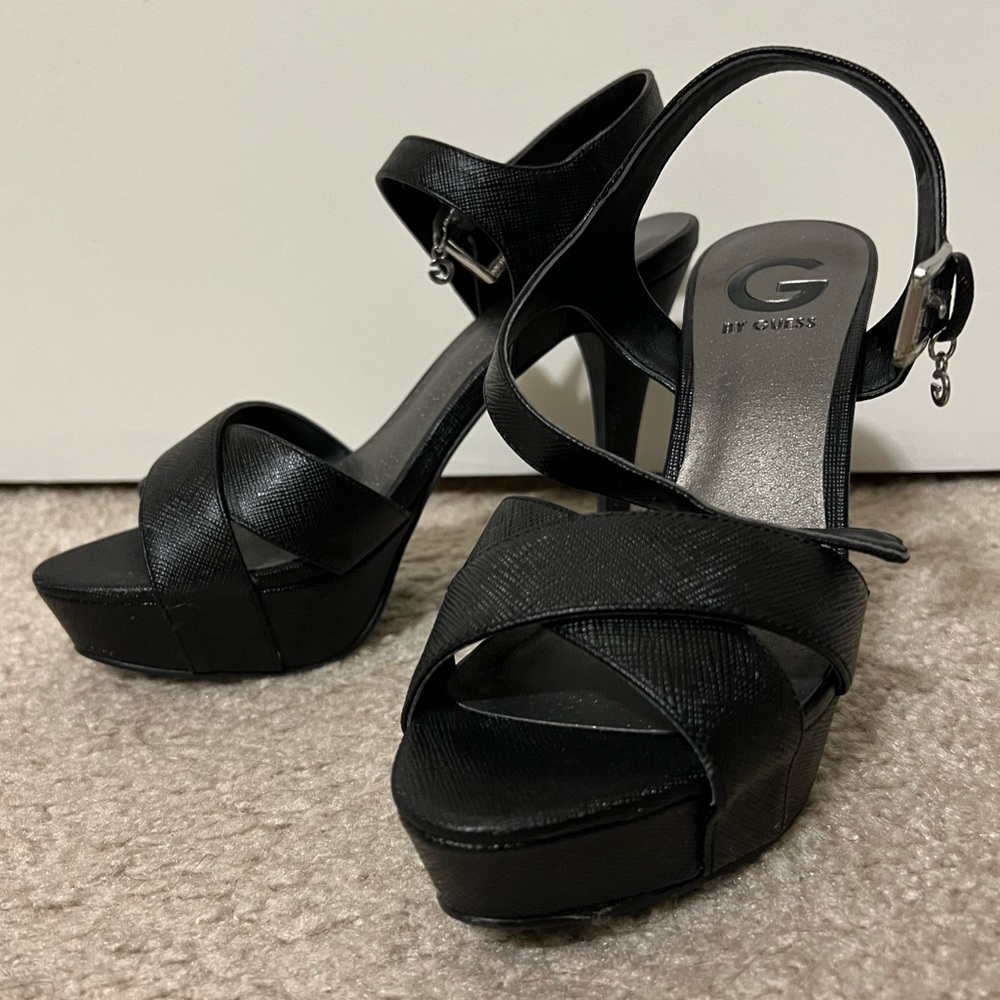 LAST CHANCE 🖤 GUESS 6 1/2 Platform Charm Heels 🖤
